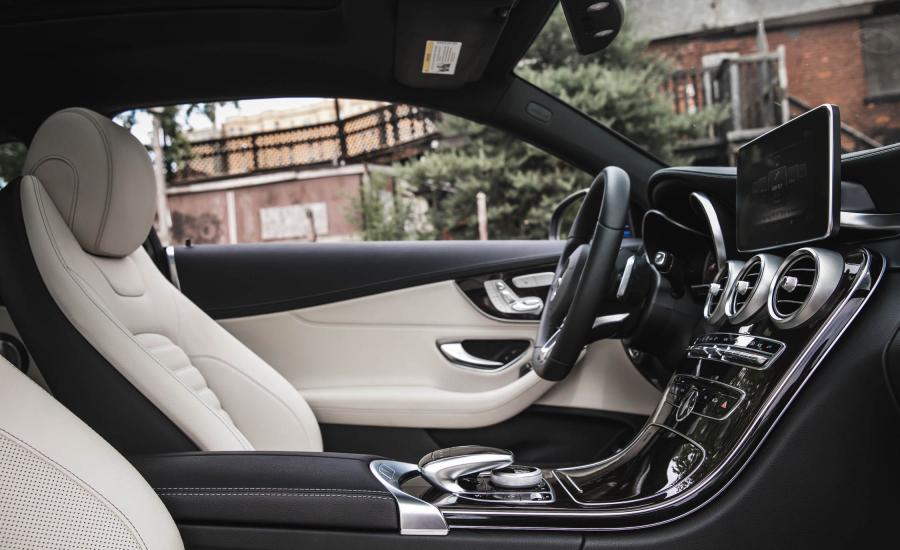 Интерьер Mercedes-Benz C300 Coupe AMG Line 2016 года  (NA) (фото 9 из 26)